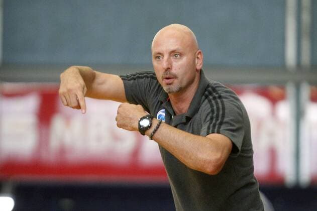 Sasa Obradovic, Trainer ALBA, gibt in der Pause Anweisungen, Trainer, coach, Gestik, Anweisungen, Aktion, quer MBB Mitteldeutscher BS vs ALBA Berlin, Testspiel, FreundschaftsspielBasketball, Bundesliga, BEKO BBL, Herren, Saison 2012 2013 Oranienburg, 8.9.2012