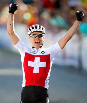 RADSPORT - UCI Weltmeisterschaften SAALFELDEN,AUSTRIA,08.SEP.12 - DIVERS, RADSPORT, MOUNTAINBIKE - UCI Weltmeisterschaften, Cross-country, Herren, Elite . Bild zeigt den Jubel von Nino Schurter (SUI). 