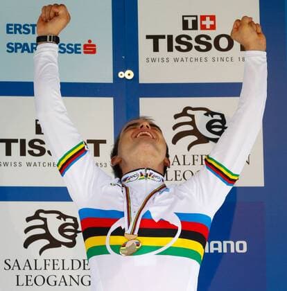 RADSPORT - UCI Weltmeisterschaften SAALFELDEN,08.SEP.12 - DIVERS, RADSPORT, MOUNTAINBIKE - UCI Weltmeisterschaften, Cross-country, Herren, Elite, Siegerehrung. Bild zeigt den Jubel von Weltmeister Nino Schurter (SUI). 