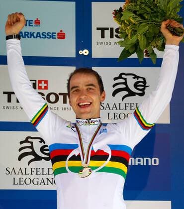 RADSPORT - UCI Weltmeisterschaften SAALFELDEN,AUSTRIA,08.SEP.12 - DIVERS, RADSPORT, MOUNTAINBIKE - UCI Weltmeisterschaften, Cross-country, Herren, Elite, Siegerehrung. Bild zeigt den Jubel von Weltmeister Nino Schurter (SUI). 