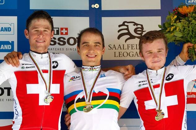 RADSPORT - UCI Weltmeisterschaften SAALFELDEN,AUSTRIA,08.SEP.12 - DIVERS, RADSPORT, MOUNTAINBIKE - UCI Weltmeisterschaften, Cross-country, Herren, Elite, Siegerehrung. Bild zeigt Lukas Flückiger, Weltmeister Nino Schurter und Mathias Flückiger (SUI). Keywords: Medaille. 