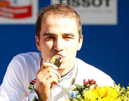 RADSPORT - UCI Weltmeisterschaften SAALFELDEN,AUSTRIA,08.SEP.12 - DIVERS, RADSPORT, MOUNTAINBIKE - UCI Weltmeisterschaften, Cross-country, Herren, Elite, Siegerehrung. Bild zeigt Weltmeister Nino Schurter (SUI). Keywords: Medaille. 