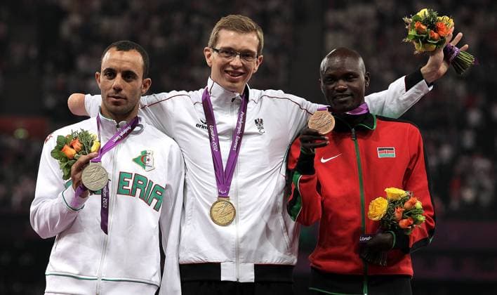 PARALYMPICS - Paralympische Spiele 2012 LONDON,ENGLAND,08.SEP.12 - DIVERS, OLYMPIA, PARALYMPICS, BEHINDERTENSPORT, LEICHTATHLETIK, LAUFSPORT - Paralympische Sommerspiele in London 2012, 800m Herren, T46, Medaillenvergabe. Bild zeigt Samir Nouioua (ALG), Günther Matzinger (AUT) und Abraham Tarbei (KEN). Keyword: Medaille.