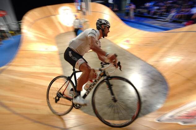 (120909) -- VANCOUVER, Sept. 9, 2012 (Xinhua) -- Chris Worsfold competes at the Canadian edition of Red Bull Mini Drome on Sept. 8, 2012 in Vancouver, Canada. Red Bull Mini Drome is unique Fixed Gear Event, where cyclists take their street skills to the track in a test of mental stamina, technical precision and raw strength. Red Bull Mini Drome brings skill, speed, balance, and bravado together on a steep and shrunken version, far from the traditional velodrome, to give competitors the most challenging and treacherous ride of their lives. (Xinhua Sergei Bachlakov) CANADA-VANCOUVER-CYCLING 