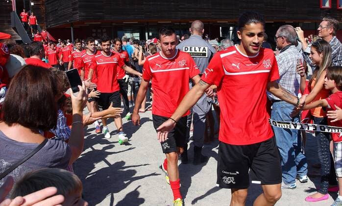09.09.2012 Freienbach , SCHWEIZ , Trainingsgelände der Schweizer Fussball Nationalmannschaft Saison 2012 2013 Im Bild : Ricardo Rodriguez , hinten Josip Drmic (Schweiz) 