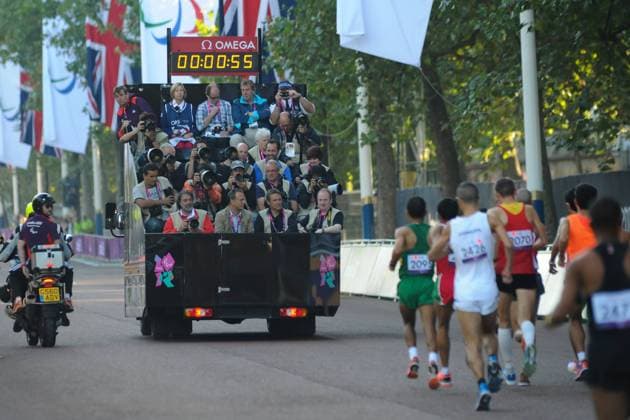 09.09.2012 London, England. The Mall. The 2012 London Paralympic Marathon for men commences with a Press truck leading the competitors up the Mall xAnthonyxStanleyx  ActionPlus11328849