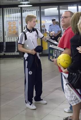 10.09.2012, Airport Langenhagen, Hannover, Abreise aus Hannover zum Qualifikationsspiel gegen Österreich, im Bild Marco Reus (21, Deutschland) schreibt Autogramme GER, WMQ, Abflug der Nationalmannschaft nach Wien
