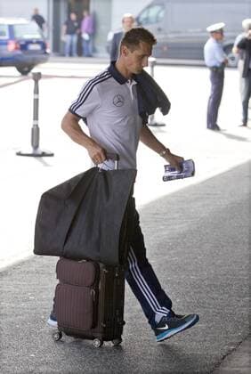 10.09.2012, Airport Langenhagen, Hannover, Abreise aus Hannover zum Qualifikationsspiel gegen Österreich, im Bild Miroslav Klose (11, Deutschland) mit seinem Koffer auf dem Weg vom Mannschaftsbus in die Abflughalle GER, WMQ, Abflug der Nationalmannschaft nach Wien