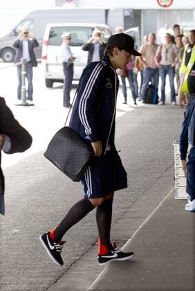 10.09.2012, Airport Langenhagen, Hannover, Abreise aus Hannover zum Qualifikationsspiel gegen Österreich, im Bild Mesut Oezil (8, Deutschland) auf dem Weg in die Abflughalle GER, WMQ, Abflug der Nationalmannschaft nach Wien