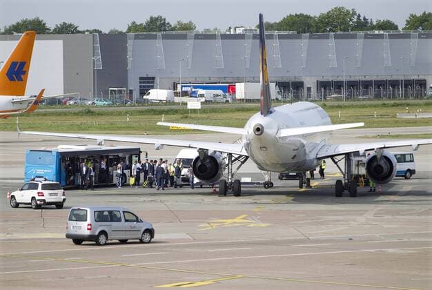 10.09.2012, Airport Langenhagen, Hannover, Abreise aus Hannover zum Qualifikationsspiel gegen Österreich, im Bild Der Tross des DFB und die Nationalmannschaft steigen in das Flugzeug ein GER, WMQ, Abflug der Nationalmannschaft nach Wien