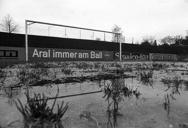 Fußball, Stadiongeschichte 1. FC Saarbrücken Der Platz im Saarbrücker Ludwigspark ist aufgrund erheblicher Regenfälle für den 1. FC Saarbrücken unbespielbar