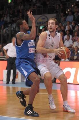 Deutschland vs Aserbaidschan - Tim OHLBRECHT (Deutscher Basketball Bund A-Kader Nr. 4) gegen Charles DAVIS (Aserbaidschan Nr. 12)