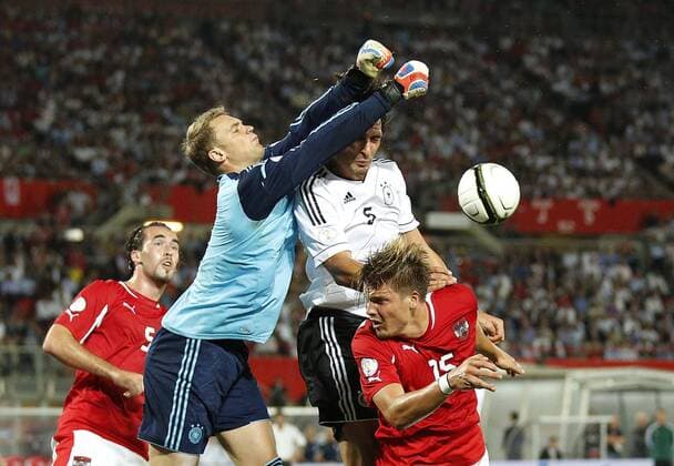 Manuel NEUER Nr.1 DFB Abwehr gegen Mats HUMMELS, Nr.5 DFB, Sebastian PRÖDL, AUT15 , Christian FUCHS Aut Nr. 5 Aktion, Zweikampf, Spielszene, Tackling, Ball ÖSTERREICH - DEUTSCHLAND ( - ) (Österreich) Deutsche Fussball Nationalmannschaft DFB WM Qualifikation, am 11.09.2012 in Wien, GER