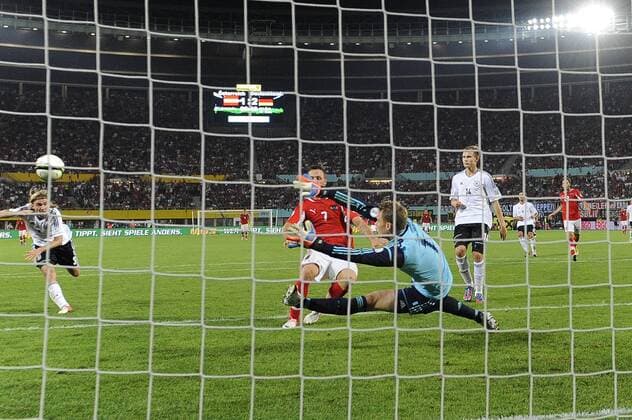 Stefan KULOVITS (AUT) vergibt die grosse Torchance zum 2-2 gegen Manuel NEUER (Torwart GER),Hintertorkamera,Hintertorperspektive Fussball Laenderspiel, WM-Qualifikation, Österreich (AUT)-Deutschland (GER) am 11.09.2012 in Wien.