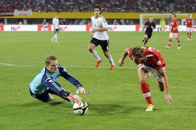 Manuel NEUER (Torwart GER) schnappt sich den Ball vor Guido BURGSTALLER (AUT).Aktion,Zweikampf. Fussball Laenderspiel, WM-Qualifikation, Österreich (AUT)-Deutschland (GER) am 11.09.2012 in Wien.