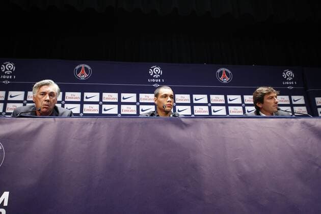 Carlo Ancelotti (Trainer PSG) Gregory Van Der Wiel Leonardo (Sportdirektor PSG) - Pressekonferenz - Neuzugang Gregory van der Wiel bei Paris Saint Germain PSG - 13 09 2012 GwendolineLeGoff Panoramic 