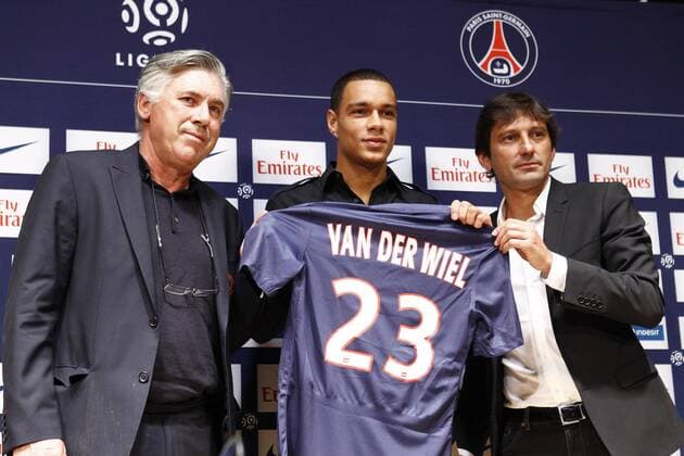 Carlo Ancelotti (Trainer PSG) Gregory Van Der Wiel Leonardo (Sportdirektor PSG) - Pressekonferenz - Neuzugang Gregory van der Wiel bei Paris Saint Germain PSG - 13 09 2012 GwendolineLeGoff Panoramic 