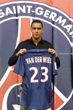Gregory Van Der Wiel - Pressekonferenz - Neuzugang Gregory van der Wiel bei Paris Saint Germain PSG - 13 09 2012 GwendolineLeGoff Panoramic 