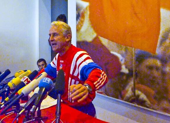 FC Bayern München 10.03.1998 Wutrede von Trainer Giovanni Trapattoni, in der hitzigen, dreieinhalbminütigen Rede entstandenen Satzkonstrukte wie: Was erlauben Strunz - schwach wie eine Flasche leer - Ich habe fertig