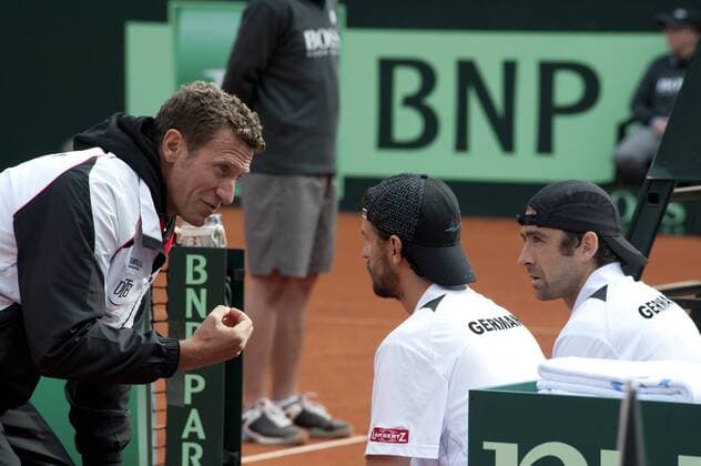 DavisCup 2012 in Hamburg GER_AUS Davis Cup Doppel Benjamin Becker und Phillip Petzschner GER werden von Kapitän Patrick Kühnen aufgebaut Â