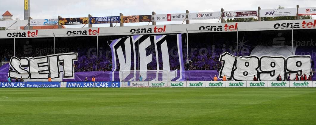 Fußball, Stadiongeschichte VfL Osnabrück Osnabrück, Deutschland 15. September 2012: 3. Bundesliga 12 13 - VfL Osnabrück. Osnabrücker Fans mit einer Choreografie