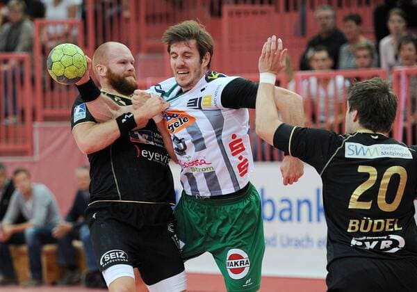 Handball 1. Bundesliga 2012 2013 in der Paul Horn Arena Tübingen 15.09.2012 TV Neuhausen - Frisch Auf Göppingen Michael Haas (Mitte, Frisch Auf) gegen Alexander Becker (li, TV Neuhausen) und Nico Büdel (re, TV Neuhausen) 