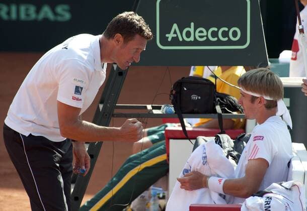 DavisCup 2012 in Hamburg GER_AUS Kapitän Patrik Kühnen feuert Cedrik Marcel Stebe GER an Â