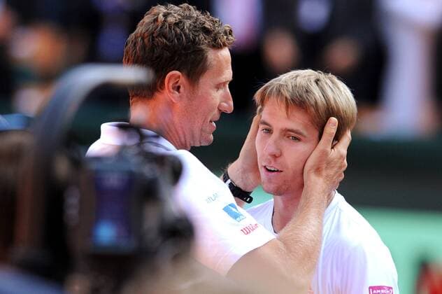 Patrik Kühnen herzt seinen Schuetzling Cedrik-Marcel Stebe Atlanticlux Davis Cup Team Deutschland - Australien Relegationsspiele am Hamburger Rothenbaum