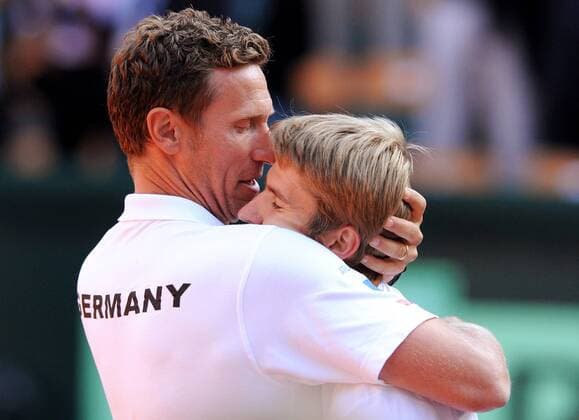 Patrik Kühnen herzt seinen Schuetzling Cedrik-Marcel Stebe Atlanticlux Davis Cup Team Deutschland - Australien Relegationsspiele am Hamburger Rothenbaum