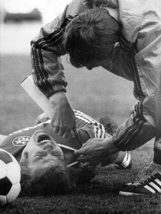 Manfred Ritschel (1. FC Kaiserslautern) mit Schlüsselbeinbruch am Boden