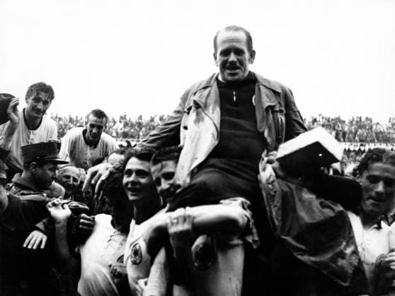 BR Deutschland, Weltmeister 1954 - Bundestrainer Sepp Herberger wird auf Schultern getragen, daneben v.li.: Fritz Walter, Horst Eckel und Karl Mai
