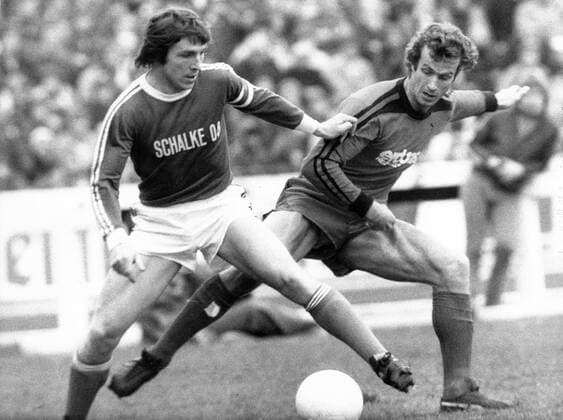 Klaus Fischer (FC Schalke 04, li.) gegen Rainer Bonhof (Borussia Mönchengladbach)