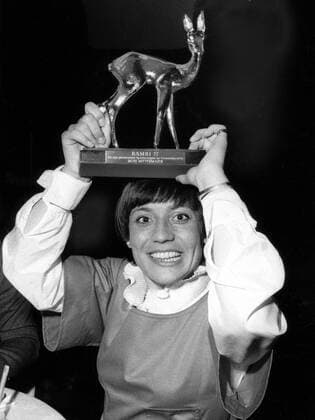Rosi Mittermaier (BR Deutschland) erhält den Bambi 77 für das packendste Sportereignis im Fernsehen 1976