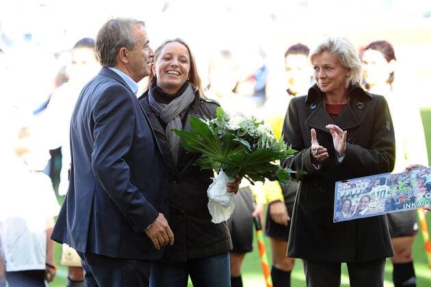 Fußball Frauen Länderspiel Deutschland - Türkei am 19.09.2012 in der Schauinsland-Reisen-Arena in Duisburg Inka Grings, mitte wird verabschiedet - Wolfgang Niersbach ( DFB-Präsident ), links - Silvia Neid ( Trainerin Deutschland ), rechts