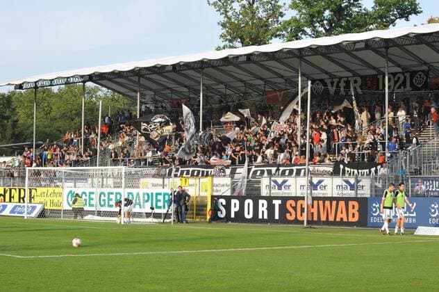 Die Fans des VfR Aalen. DEUTSCHLAND, Aalen: Fussball, 2. Liga: VfR Aalen am 21.09.2012, Scholz Arena .