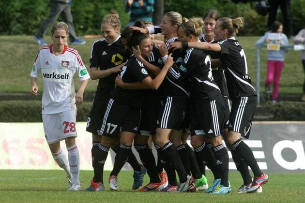 Frauenfußball, Bundesliga, 3. Spieltag: 1. FFC Frankfurt - Bayer Leverkusen am Sonntag (23.09.2012) im Stadion am Brentanobad in Frankfurt am Main. Jubel nach 1:0 durch Jessica Wich (1. FFC Frankfurt).