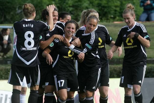 Frauenfußball, Bundesliga, 3. Spieltag: 1. FFC Frankfurt - Bayer Leverkusen am Sonntag (23.09.2012) im Stadion am Brentanobad in Frankfurt am Main. Jubel nach 1:0 durch Jessica Wich (1. FFC Frankfurt).