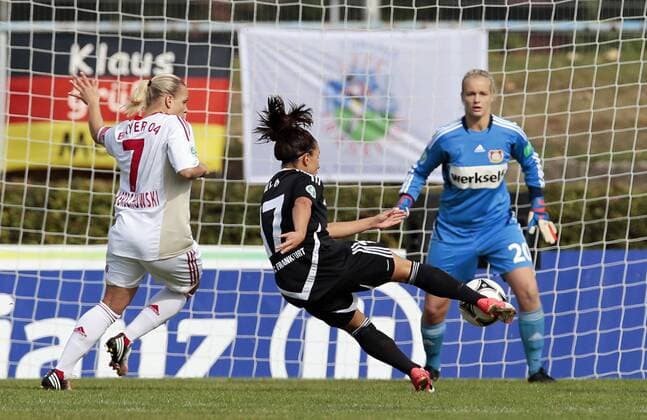 Fussball, 1. Frauen Bundesliga, 1. FFC Frankfurt vs. Bayer 04 Leverkusen, Jessica Wich (1. FFC Frankfurt, M) erzielt das 1:0. Isabel Kerschowski (Bayer Leverkusen, L), Anna Klink (Bayer Leverkusen, R)