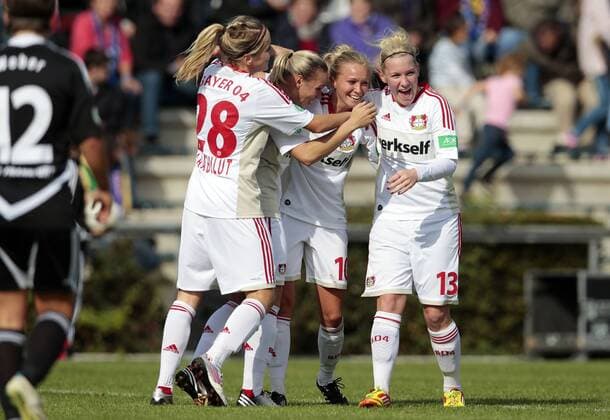 Fussball, 1. Frauen Bundesliga, 1. FFC Frankfurt vs. Bayer 04 Leverkusen, Jubel bei den Spielerinnen von Bayer Leverkusen