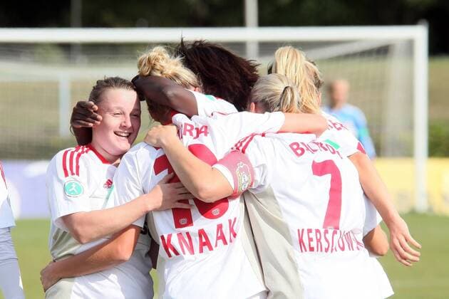 Torjubel Bayer 04 Leverkusen beim 1:1 um Torschützin Turid Knaak