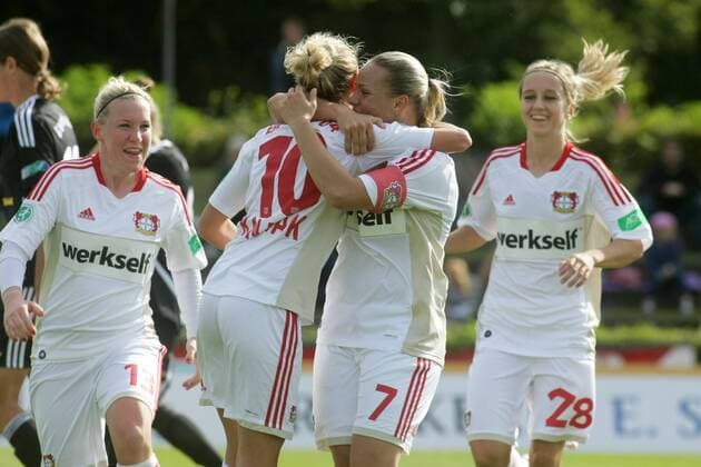 Frauenfußball, Bundesliga, 3. Spieltag: 1. FFC Frankfurt - Bayer Leverkusen am Sonntag (23.09.2012) im Stadion am Brentanobad in Frankfurt am Main. Jubel nach 1:1 durch TURID KNAAK (Bayer 04 Leverkusen).