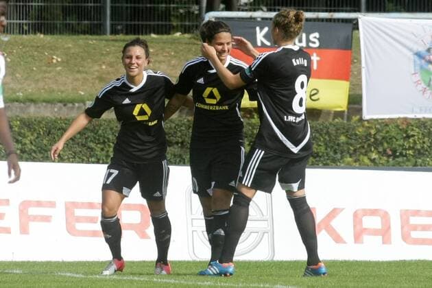 Frauenfußball, Bundesliga, 3. Spieltag: 1. FFC Frankfurt - Bayer Leverkusen am Sonntag (23.09.2012) im Stadion am Brentanobad in Frankfurt am Main. Jubel nach 2:1 durch Dzsenifer Marozsan (1. FFC Frankfurt, Mitte). Links Jessica Wich (1. FFC Frankfurt), rechts Kim Kulig (1. FFC Frankfurt).