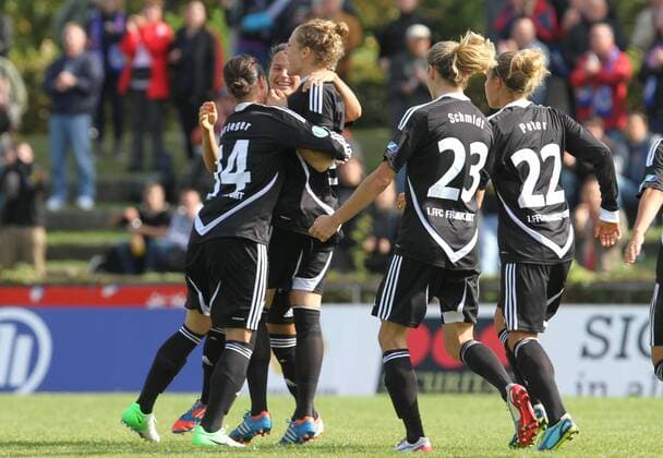 Kim Kulig (Frankfurt) jubelt nach ihrem Tor zum 3:1 mit: Alexandra Krieger (Frankfurt), Bianca Schmidt (Frankfurt) u. Babette Peter (Frankfurt), 1. FFC Frankfurt - Bayer Leverkusen, 1. Frauen Fussball Bundesliga 2012 2013, 23.09.2012