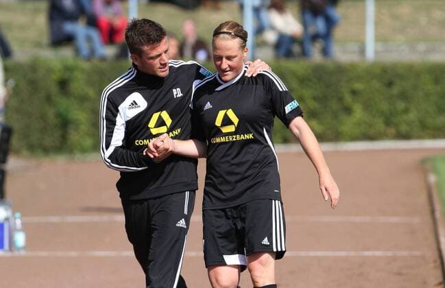 Trainer Philipp Dahm(Frankfurt) mit Melanie Behringer (Frankfurt) bei deren Auswechslung, , 1. FFC Frankfurt - Bayer Leverkusen, 1. Frauen Fussball Bundesliga 2012 2013, 23.09.2012