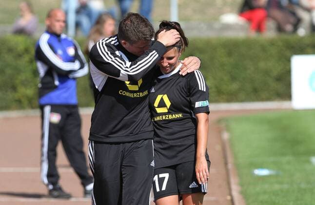 Trainer Philipp Dahm(Frankfurt) bedankt sich bei Jessica Wich (Frankfurt), 1. FFC Frankfurt - Bayer Leverkusen, 1. Frauen Fussball Bundesliga 2012 2013, 23.09.2012