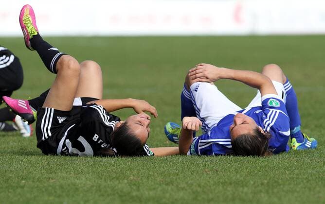 Sandrine Bretigny (Frankfurt) u. Torfrau Nadine Angerer (Frankfurt) nach dem Sieg, 1. FFC Frankfurt - Bayer Leverkusen, 1. Frauen Fussball Bundesliga 2012 2013, 23.09.2012