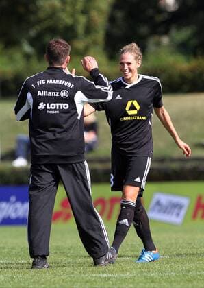 Trainer Philipp Dahm(Frankfurt) bedankt sich bei Kim Kulig (Frankfurt), 1. FFC Frankfurt - Bayer Leverkusen, 1. Frauen Fussball Bundesliga 2012 2013, 23.09.2012