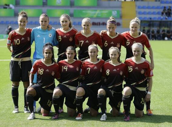 Fifa U 17 Women World Cup 2012 -- Mannschaftsbild Deutschland, hi.v.li.: Sara Däbritz, Merle Frohms, Franziska Jaser, Johanna Tietge, Daria Streng, Lena Lückel; vorn: Venus El Kassem, Wibke Meister, Vivien Beil, Theresa Panfil, Pauline Bremer