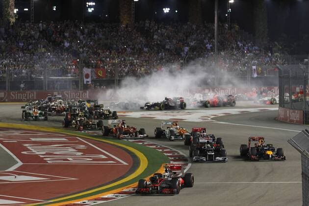 Motorsports: FIA Formula One World Championship 2012, Grand Prix of Singapore, 4 Lewis Hamilton (GBR, Vodafone McLaren Mercedes), 18 Pastor Maldonado (VEN, Williams F1), 1 Sebastian Vettel (GER, Red Bull Racing), start, mass, Masse, Menge, viele, many xHOCHxZWEIx