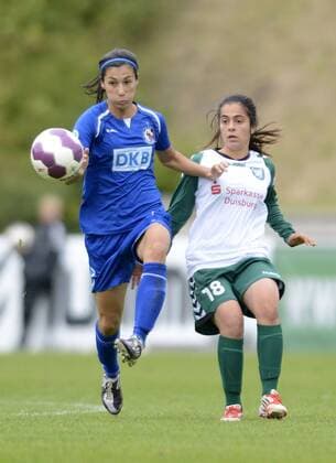 Sara Doorsoun-Khajeh (li., Pot) und Gurbet Kalkan (FCR), FCR Duisburg - 1.FFC Turbine Potsdam, Fußball, Frauen, Bundesliga, Saison 2012 2013, Duisburg, 23.09.2012,
